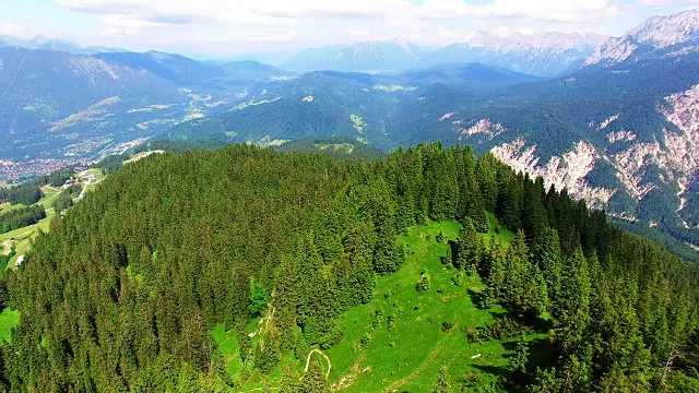 高的山脉。在德国Garmisch Paterkirchen附近的阿尔卑斯景观上空拍摄。中欧神奇的地方。视频素材