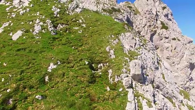 高的山脉。在德国Garmisch Paterkirchen附近的阿尔卑斯景观上空拍摄。中欧神奇的地方。视频素材