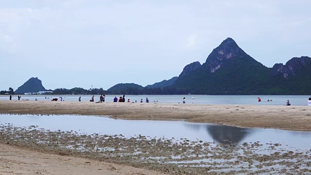 4K时光流逝:人们在海滩上旅行视频素材