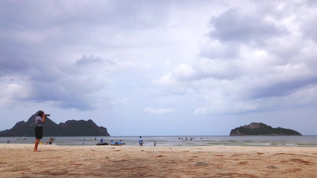 4K时光流逝:人们在海滩上旅行视频素材