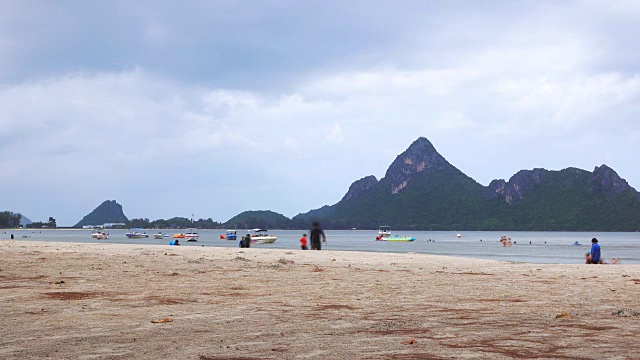 4K时光流逝:人们在海滩上旅行视频素材