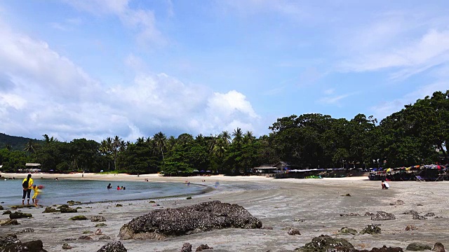 4K时光流逝:人们在海滩上旅行视频素材