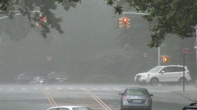 暴雨，车辆交通视频素材