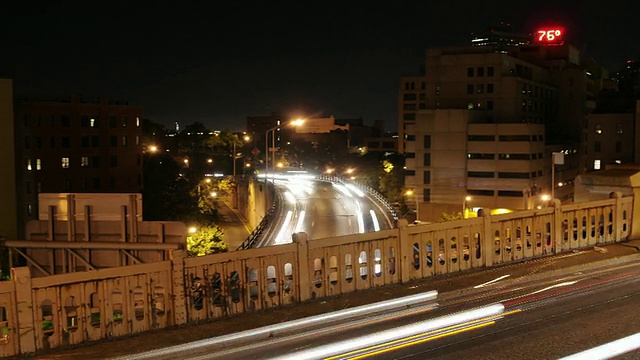 Panning Timelapse -夜间交通布鲁克林大桥视频素材