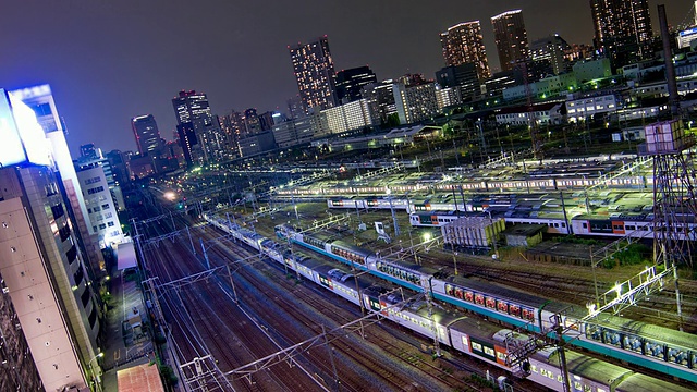 时间流逝——东京火车场里的夜晚视频素材