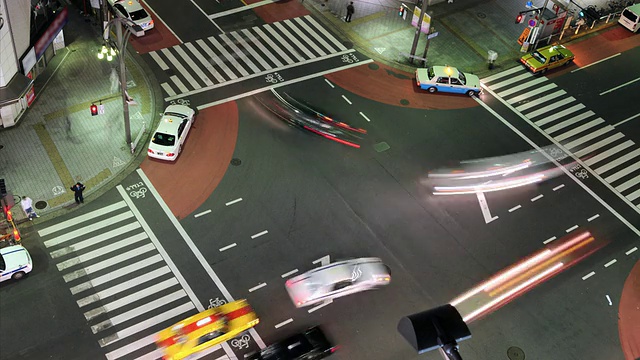 从高空俯瞰东京繁忙的十字路口视频素材