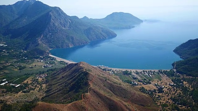 松树与蓝海泻湖的背景土耳其视频素材