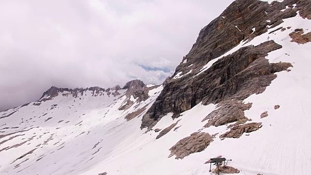 摄像机在2962米的雪山Zugspitze上空飞行。巴伐利亚,德国。视频素材