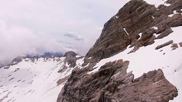 摄像机在2962米的雪山Zugspitze上空飞行。巴伐利亚,德国。视频素材