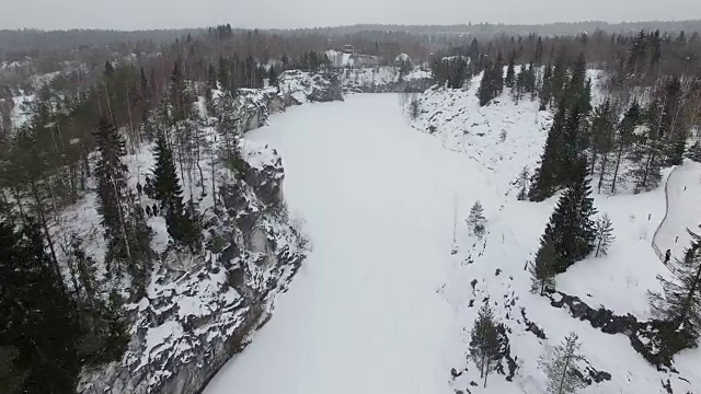 飞行在冰雪覆盖的峡谷和冰冻的水视频素材