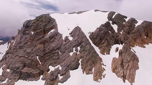 摄像机在2962米的雪山Zugspitze上空飞行。巴伐利亚,德国。视频素材