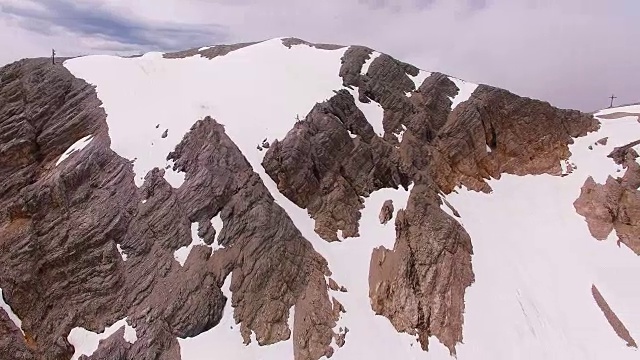 摄像机在2962米的雪山Zugspitze上空飞行。巴伐利亚,德国。视频素材