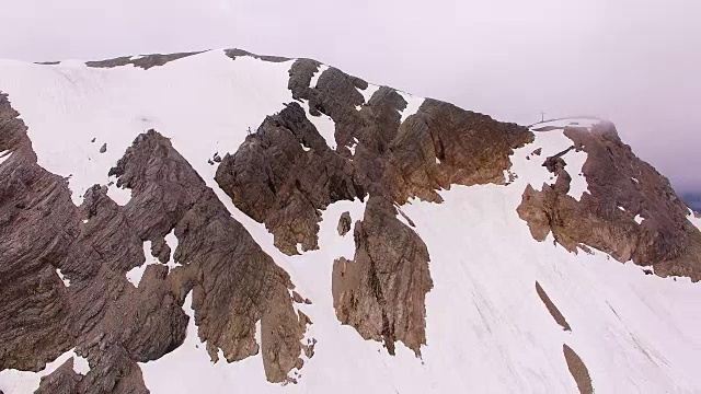 摄像机在2962米的雪山Zugspitze上空飞行。巴伐利亚,德国。视频素材