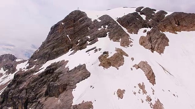 摄像机在2962米的雪山Zugspitze上空飞行。巴伐利亚,德国。视频素材