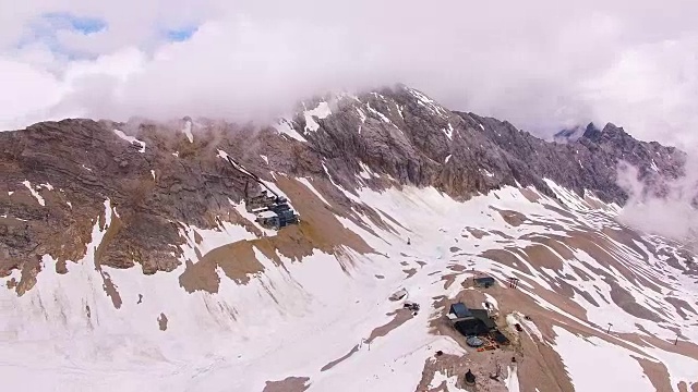 摄像机在2962米的雪山Zugspitze上空飞行。巴伐利亚,德国。视频素材