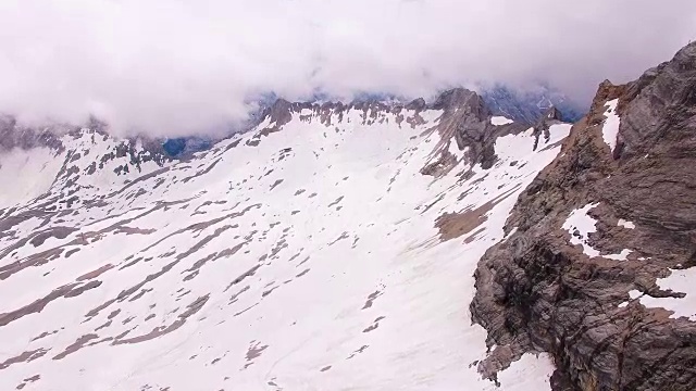 摄像机在2962米的雪山Zugspitze上空飞行。巴伐利亚,德国。视频素材