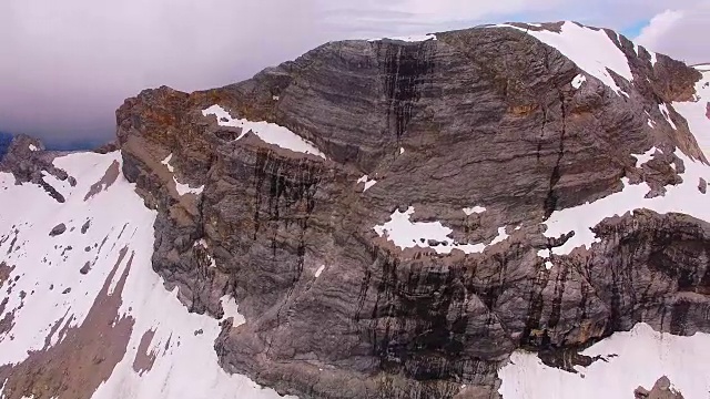 摄像机在2962米的雪山Zugspitze上空飞行。巴伐利亚,德国。视频素材