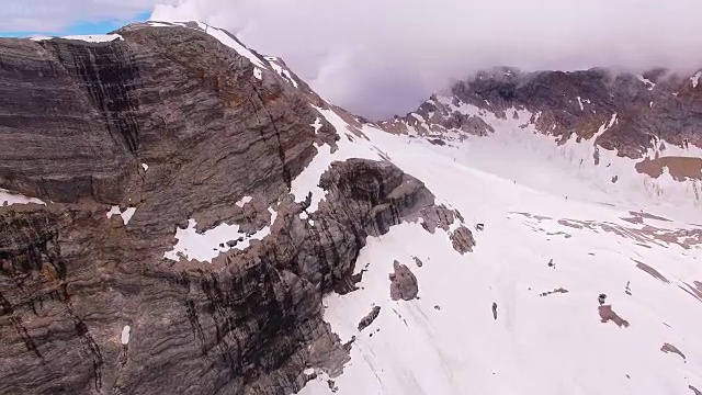 摄像机在2962米的雪山Zugspitze上空飞行。巴伐利亚,德国。视频素材