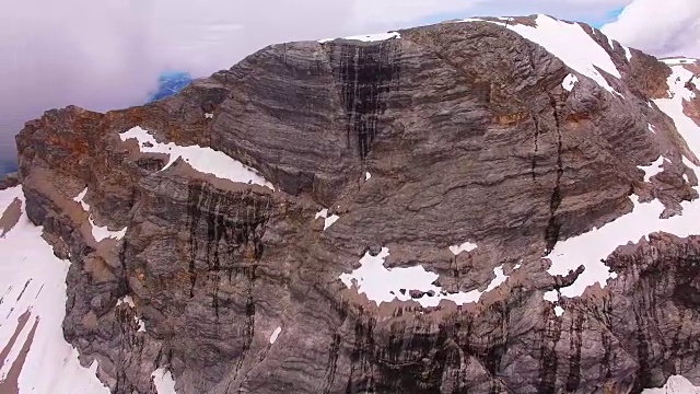 摄像机在2962米的雪山Zugspitze上空飞行。巴伐利亚,德国。视频素材