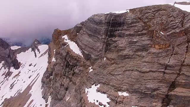 摄像机在2962米的雪山Zugspitze上空飞行。巴伐利亚,德国。视频素材