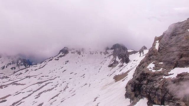 摄像机在2962米的雪山Zugspitze上空飞行。巴伐利亚,德国。视频素材