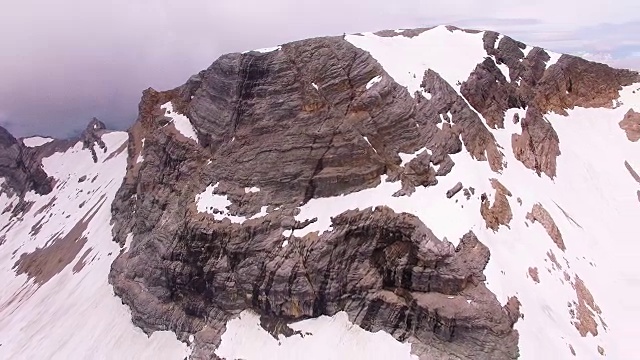 摄像机在2962米的雪山Zugspitze上空飞行。巴伐利亚,德国。视频素材