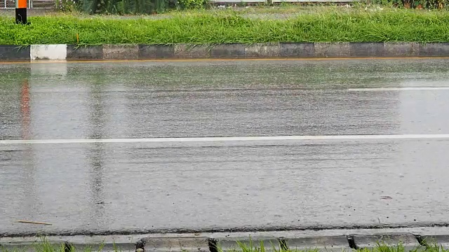 汽车在雨天行驶在路上。全高清1080 p视频素材