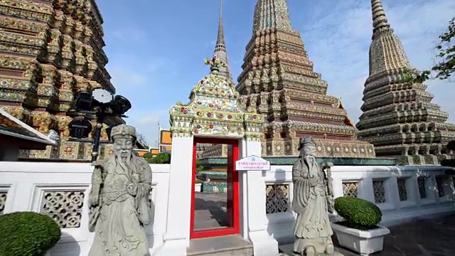 在泰国曼谷的卧佛寺，古老的宝塔和蓝天视频素材