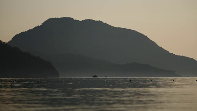 小船在海上拉古纳背景土耳其视频素材