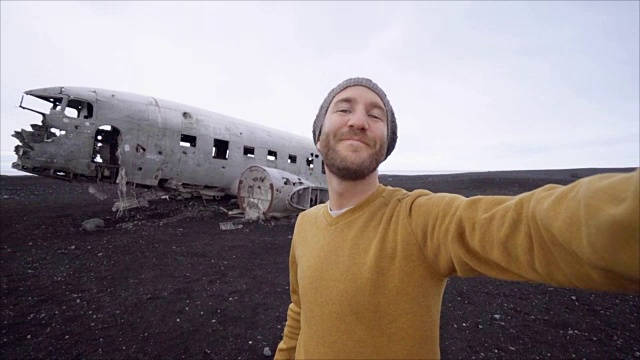 旅行人用手机自拍视频聊天向拍照的朋友挥手，人们旅行科技社交媒体概念-慢动作视频素材