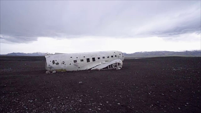 飞机在冰岛海滩坠毁，DC3海军飞机视频素材