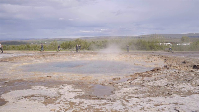 冰岛Gullfoss间歇泉壮观的地热喷发-慢动作录像视频素材