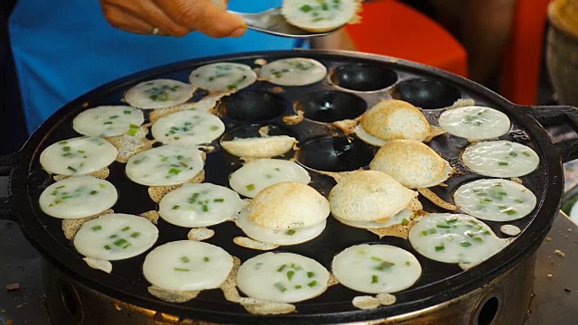 街头小吃-泰式椰子煎饼(Kanom Krok)视频素材