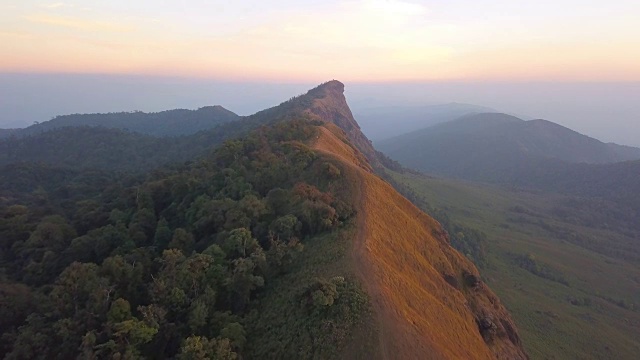 鸟瞰图。飞越高山，名字Doi Mon Jong美丽的日落时间在清迈，泰国。视频素材