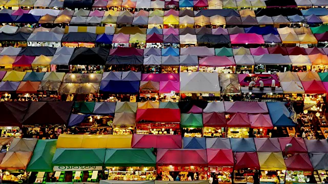 夜市称为火车夜市Ratchada鸟瞰，人们参观享受各种街头小吃，位于滨海大道Ratchadapisek百货商店，泰国曼谷视频素材