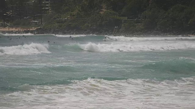 在黄金海岸的绿山上冲浪的人视频素材