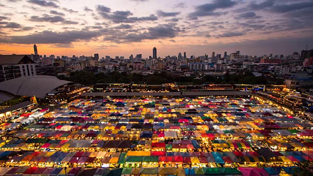 夜市叫火车夜市Ratchada，晚上到晚上TL D2N鸟瞰，人们可以享受到许多街头小吃，位于Ratchadapisek百货商场后面，曼谷，泰国视频素材