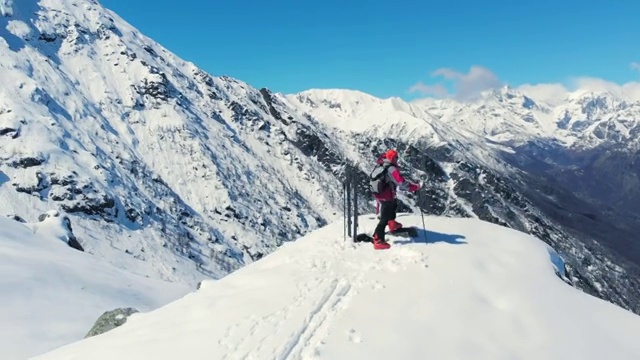 徒步登高，滑雪游览雪山，一览阿尔卑斯山，战胜逆境，取得成功视频素材