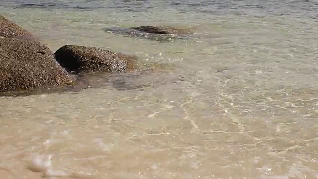 海水冲刷着塞舌尔海岸的巨石视频下载