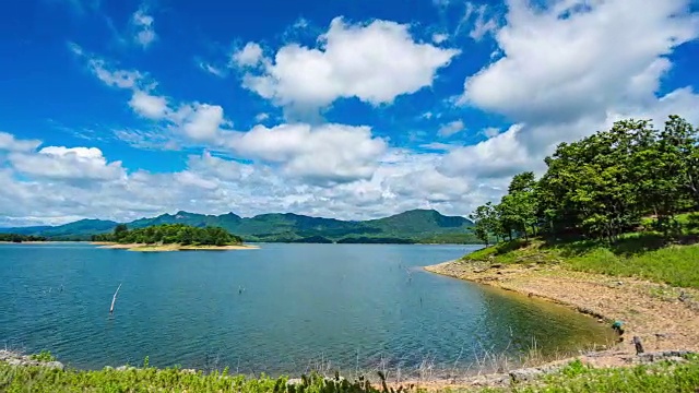 T/L PAN风景名胜区热带岛屿在湖蓝天和移动的云视频素材