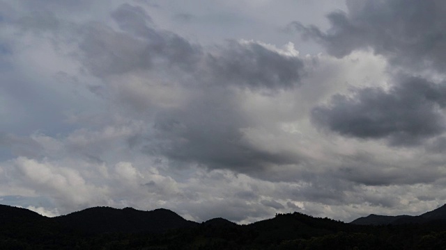 戏剧性的暴风雨和云是移动的山景和雨，景观时间流逝视频素材