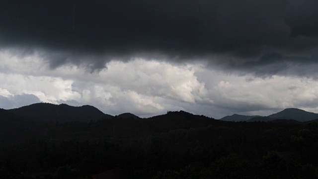 戏剧性的暴风雨和云是移动的山景和雨，景观时间流逝视频素材