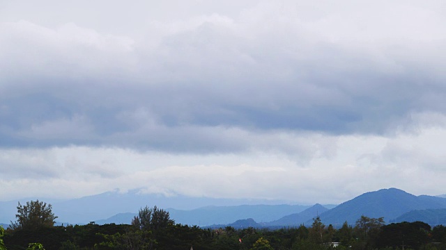 4K，时间流逝:云在山上移动视频素材