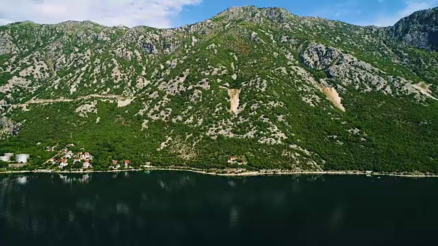 鸟瞰科托尔湾及沿岸村庄视频素材