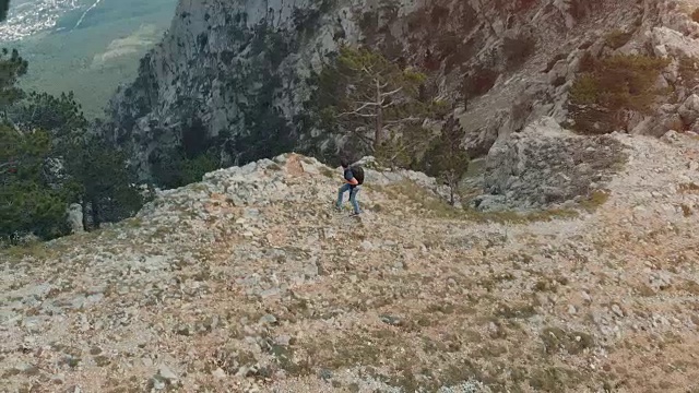 男子徒步旅行鸟瞰图视频素材