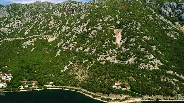 鸟瞰科托尔湾附近的山路及沿岸村庄视频素材