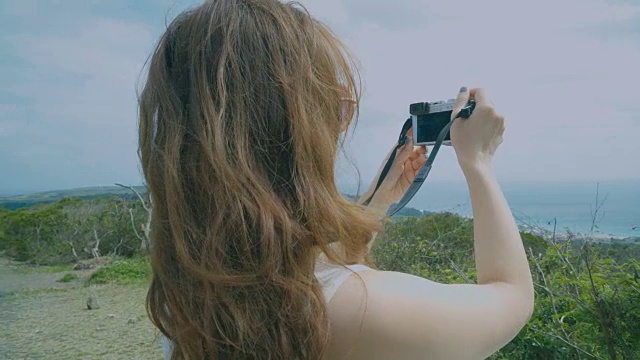 美丽的女孩享受台湾的假期旅游和拍照著名的地标。视频素材