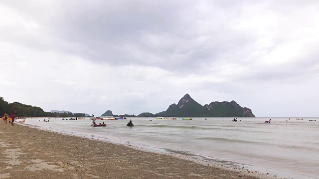 4K时光流逝:人们在海滩上旅行视频素材