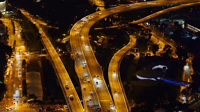 汽车在新加坡城市的道路和高速公路上行驶在夜间的交通概念视频素材