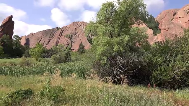 罗克斯伯勒州立公园沿着喷泉小径科罗拉多落基山脉的红色岩石视频素材